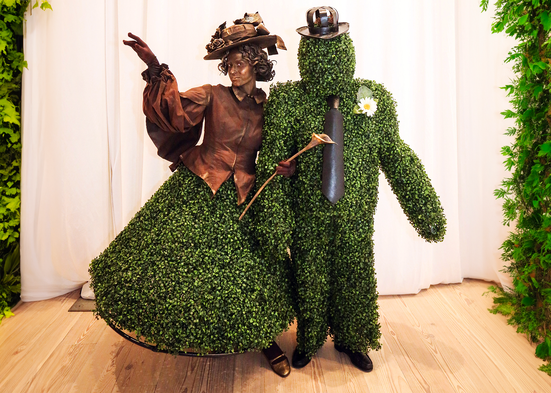 Moving Topiary Topiary Couple - On The Move